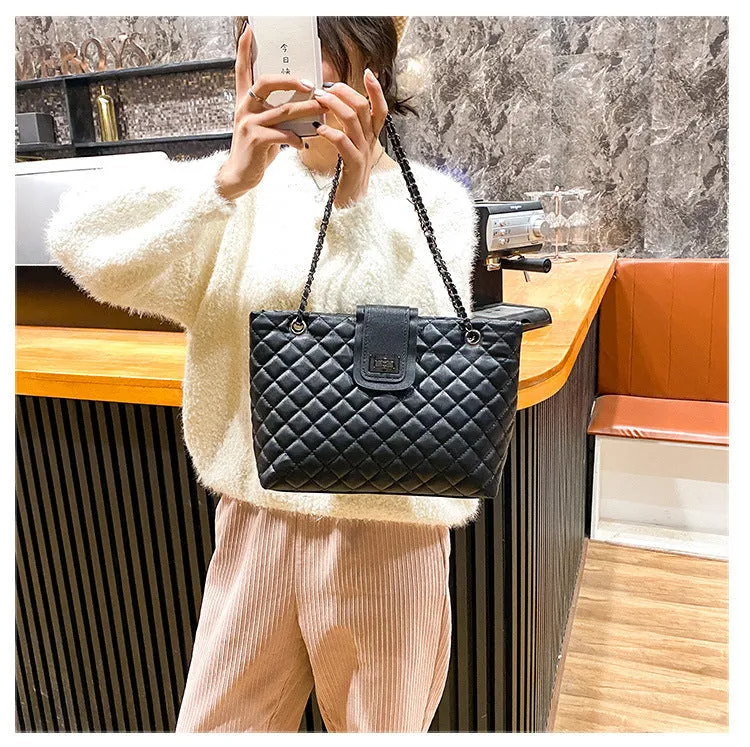 Rebecca  Groe Handtasche aus veganem Leder mit trendigem Kettenriemen