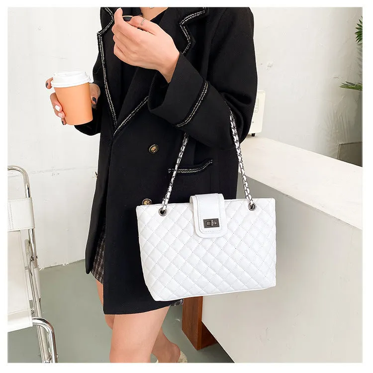 Rebecca  Groe Handtasche aus veganem Leder mit trendigem Kettenriemen