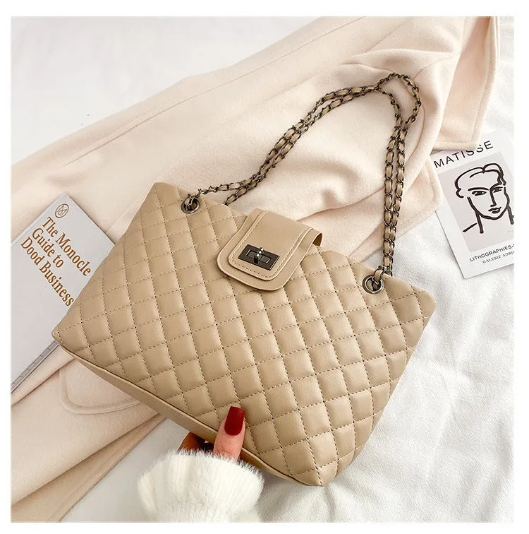 Rebecca  Groe Handtasche aus veganem Leder mit trendigem Kettenriemen