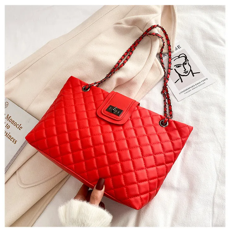 Rebecca  Groe Handtasche aus veganem Leder mit trendigem Kettenriemen