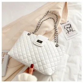 Rebecca  Groe Handtasche aus veganem Leder mit trendigem Kettenriemen
