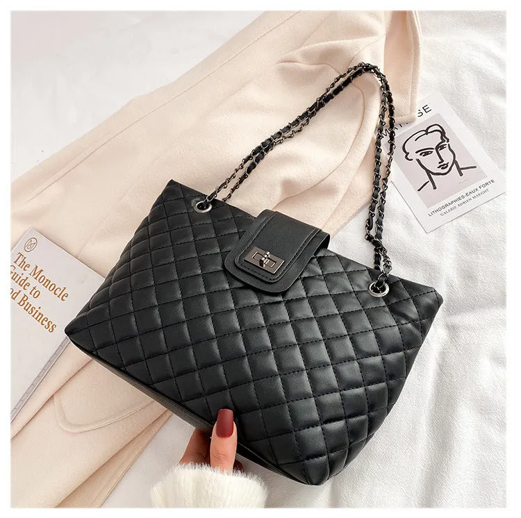 Rebecca  Groe Handtasche aus veganem Leder mit trendigem Kettenriemen