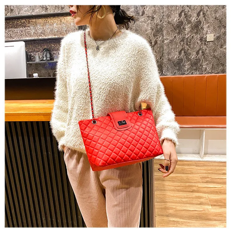 Rebecca  Groe Handtasche aus veganem Leder mit trendigem Kettenriemen